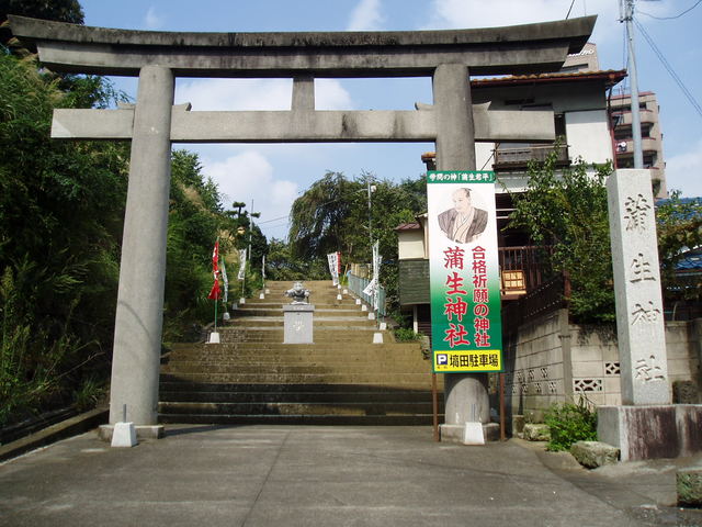 横綱栃木山が奉納した鳥居と本殿へ続く階段