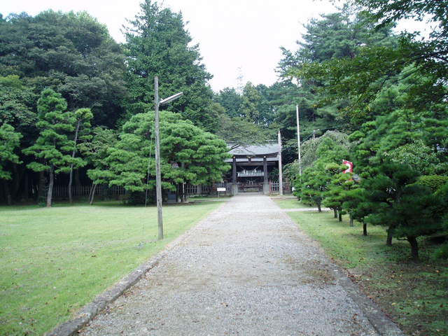蒲生神社本殿、参道の左側に土俵の跡がある