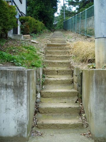 神社横の細い階段