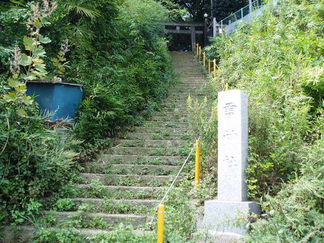 鳥居の脇から上がる雷神社の階段