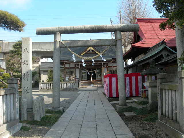 入口の鳥居と本殿