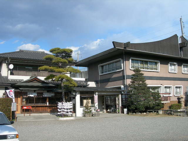 社務所と斎館