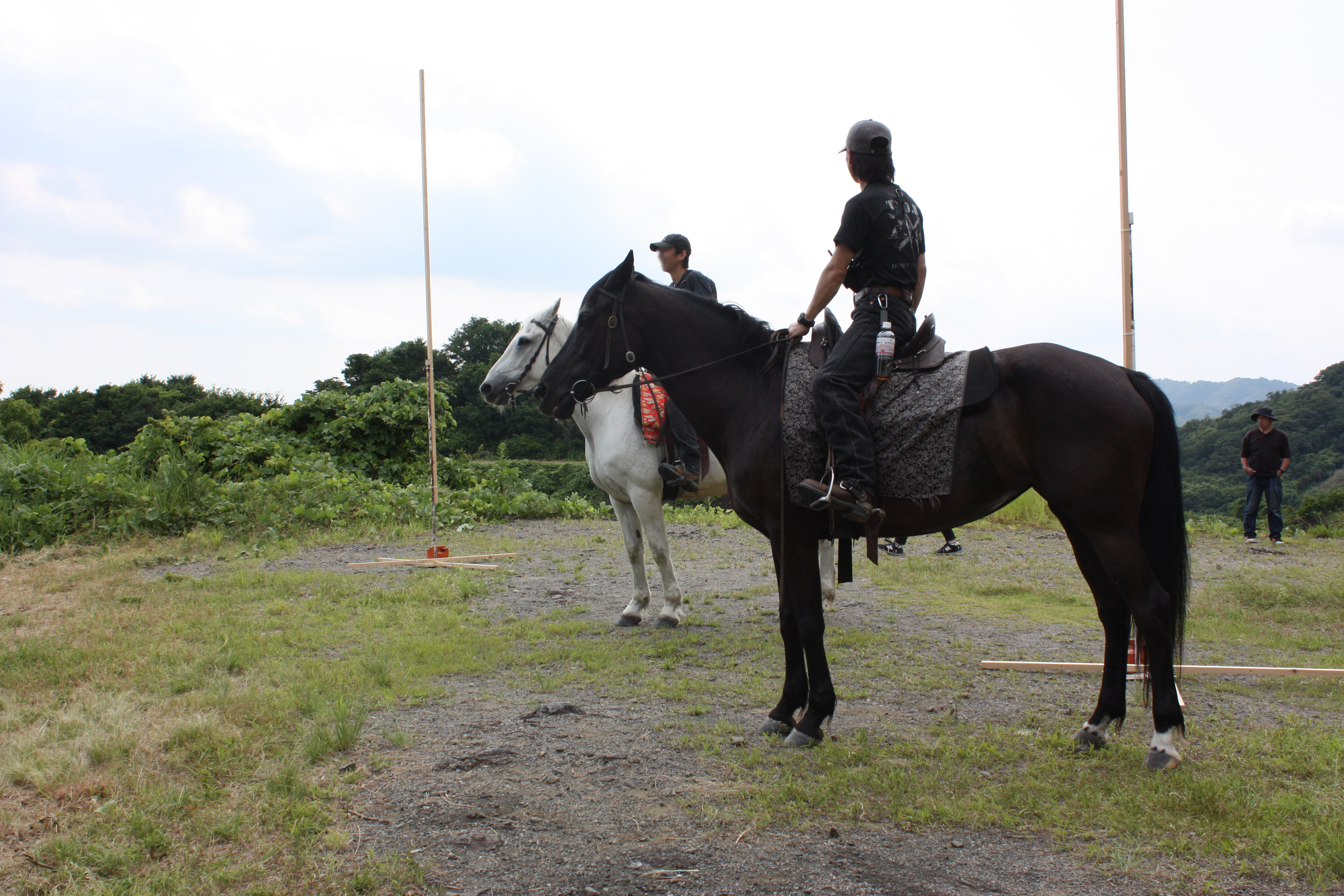 劉備と陸遜が馬に乗って颯爽と駆ける姿が絵になる撮影風景でした。