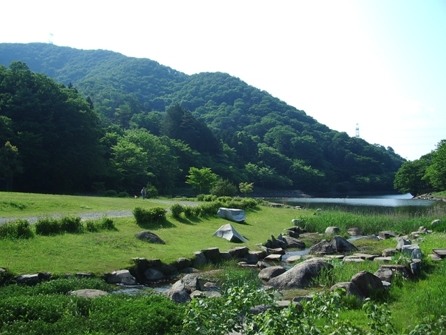 芝生広場からダムを望む