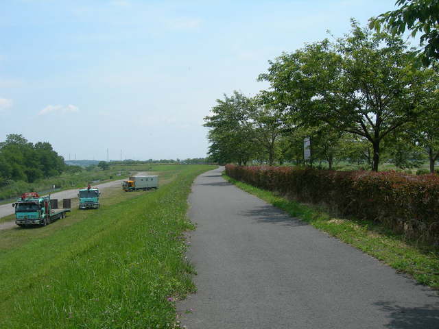 長く続いている土手と河川敷の広場