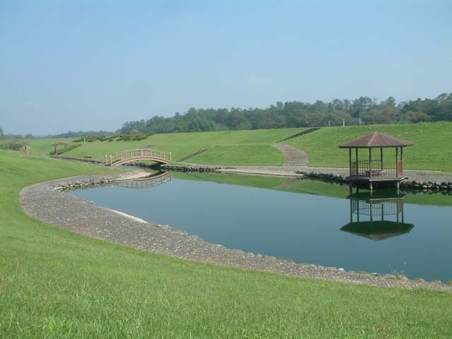 スポーツエリアと思川の間にはジョギングコースに囲まれたじゃぶじゃぶ池がある。