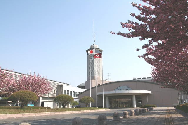 桜咲く庁舎外観