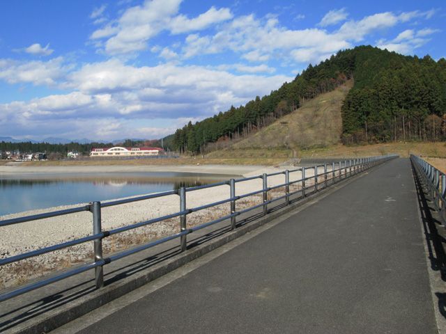 大室ダムから見る前山