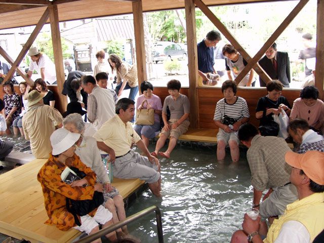 賑わいを見せるあんよの湯