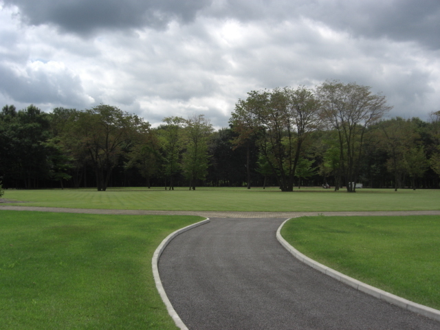 進入路と芝生広場