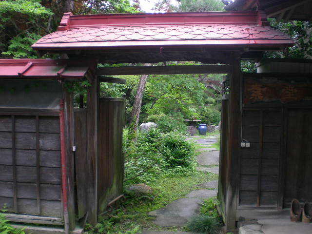 庭園内の門