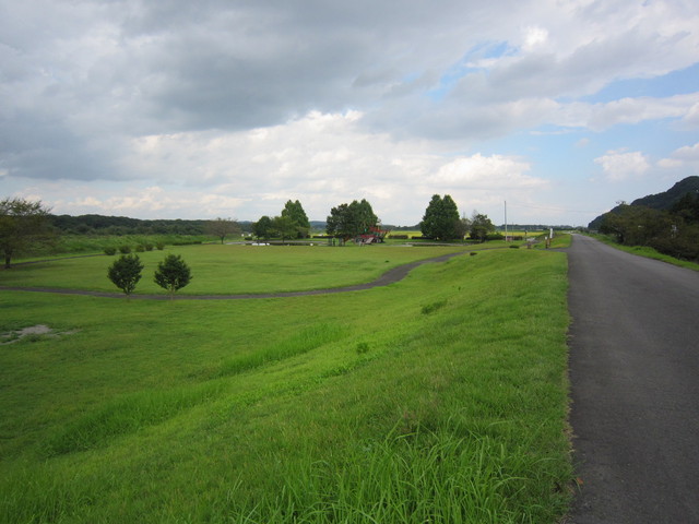 公園の遊具遠景