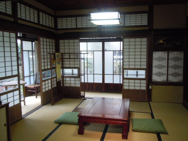 1階の居間は茶室としても利用されています。畳はすべて貴重な手縫いのものです。