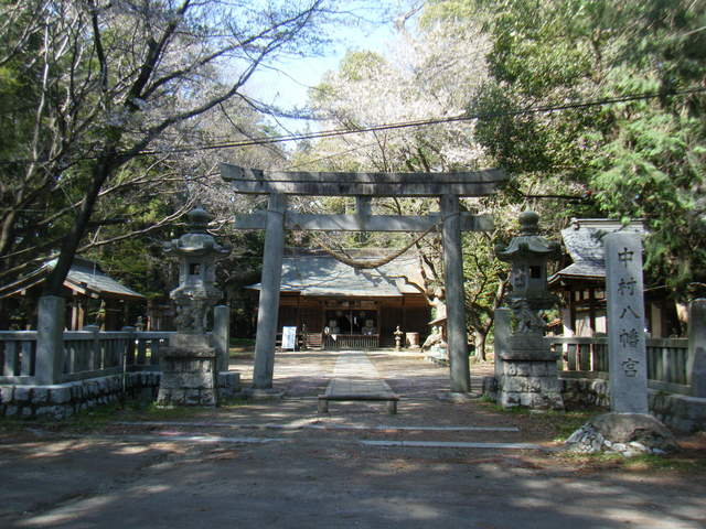 鳥居正面と拝殿