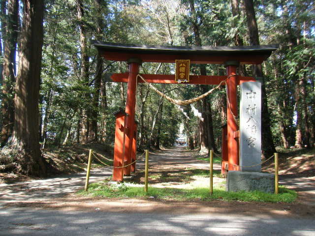 二の鳥居と参道（拝殿を望む）