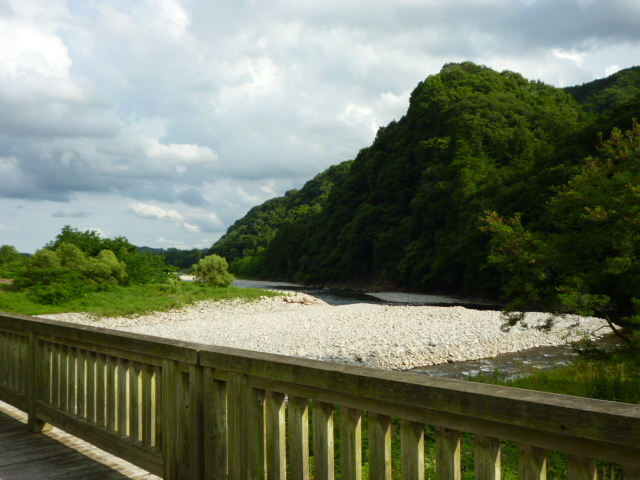 橋からは山、清流が一望できます。