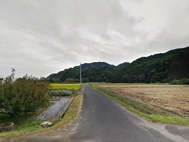 民家側から見た風景。奥が高鳥屋山。