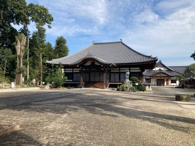 山門より本堂を望む