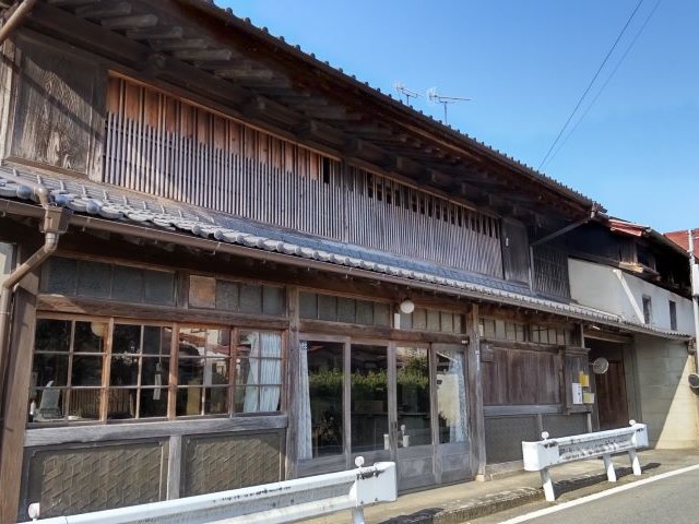 江戸時代近江日野町から当地に居を構え醸造業を営みました。掲載写真は明治時代初期に 建築し大規模な修繕を行わず現在に至って おります。何ともノスタルジー漂う空間です。