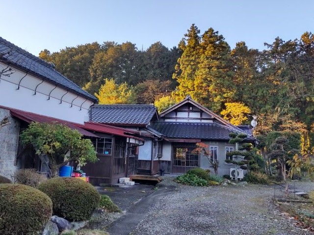 敷地入り口からの景観です。正面には客間があり大正時代の数寄屋造りの建築です。一部洋間も併設されており当時の建築物としては贅を凝らした造りとなっています。