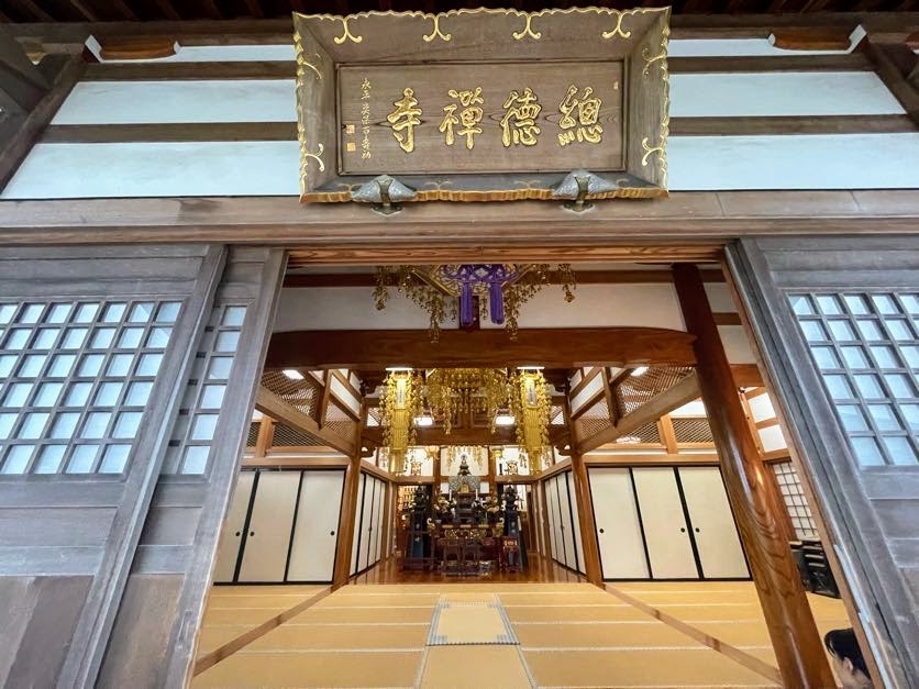 本堂の外観。廊下で母屋と繋がっています。